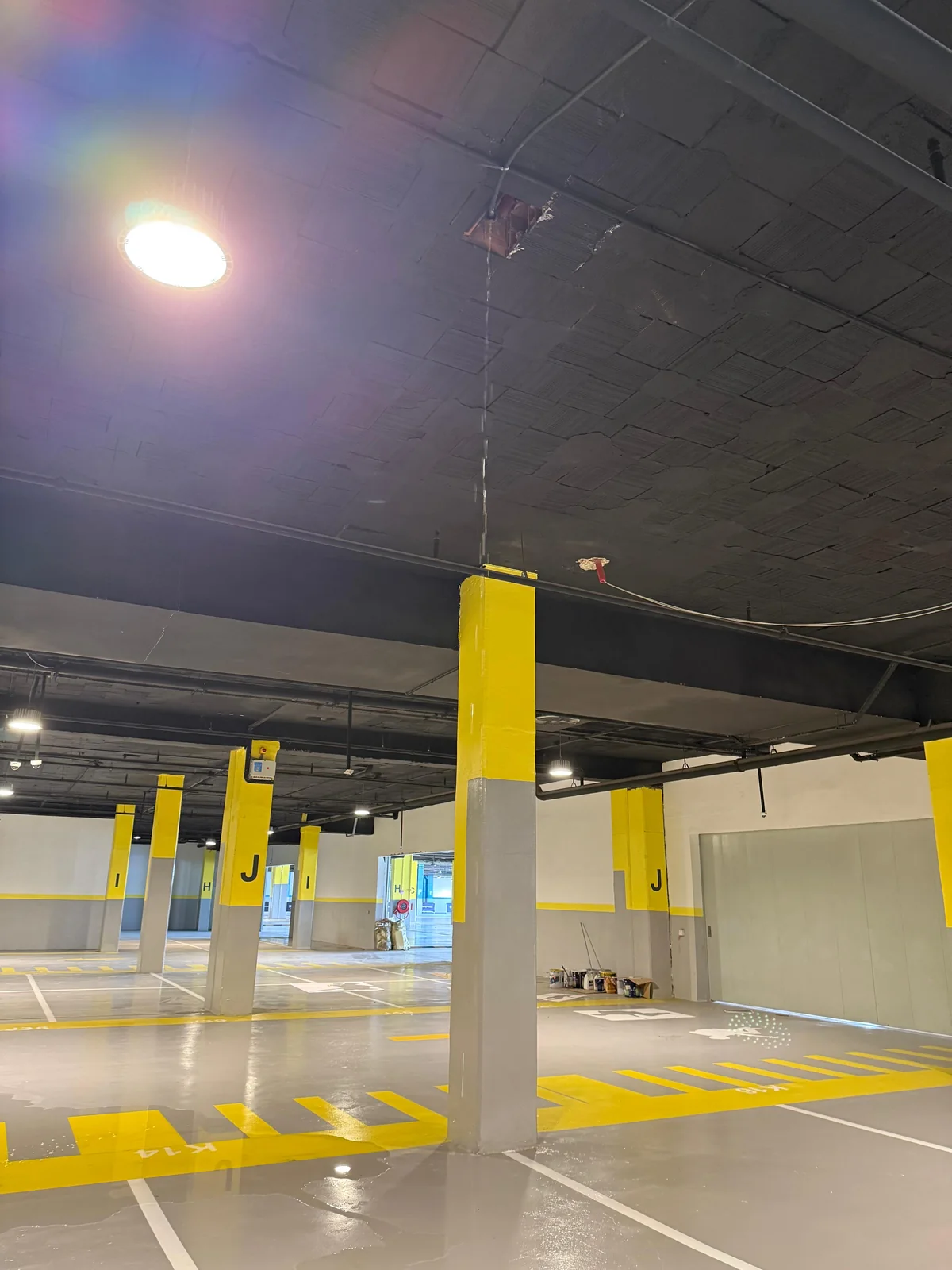 Parking de Sela Park Almaz à Casablanca avec poteaux jaunes et gris et marquage au sol